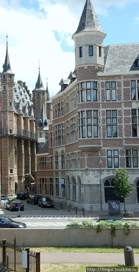 Слева дом гильдии мясников Антверпен, Бельгия