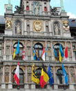 В верхнем тимпане Ратуши статуя Богоматери с Младенцем, ниже  фигуры Юстиции и Пруденции.Украшеним здания являются три герба:герцогства Брабантского,испанских Габсбургов,маркграфов Антверпенских.