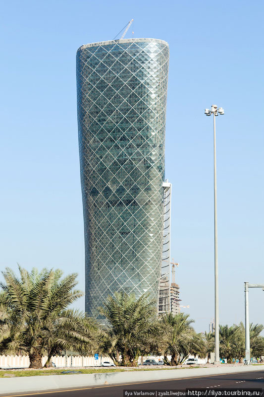 Внутри Capital Gate будет располагаться 5-звёздочный отель Hyatt at Capital Centre, а так же эксклюзивные офисные помещения ОАЭ