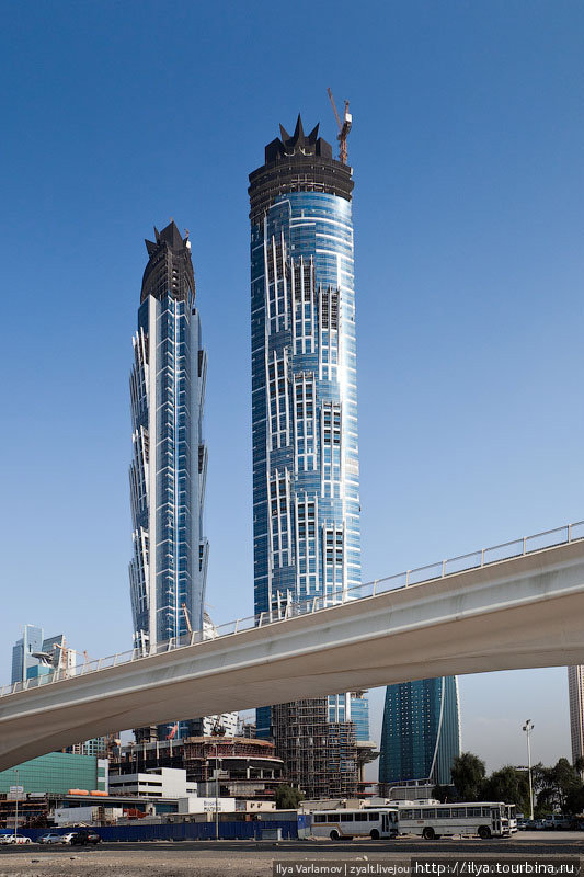 Редкий случай, когда воплощение выглядит намного лучше проекта. Emirates Park Towers Hotel & Spa, две 395-ти метровые башни по проекту были очередными арабскими безвкусными небоскрёбами... ОАЭ