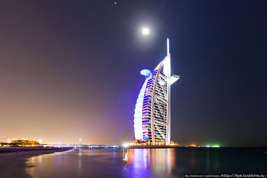 Довольно неплохо смотрится знаменитый Бурж аль-Араб, один из самых роскошных отелей в мире. Здание стоит в море на расстоянии 280 метров от берега на искусственном острове ОАЭ
