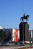Памятник Ататюрку и Ататюрк на стене