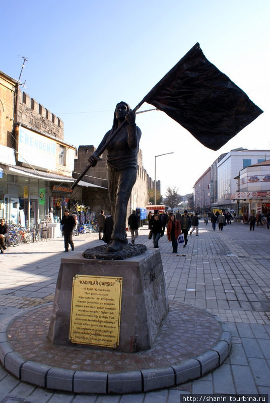 Памятник знаменосцу Кайсери, Турция