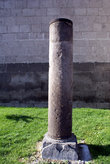 Античная колонна у крепостной стены