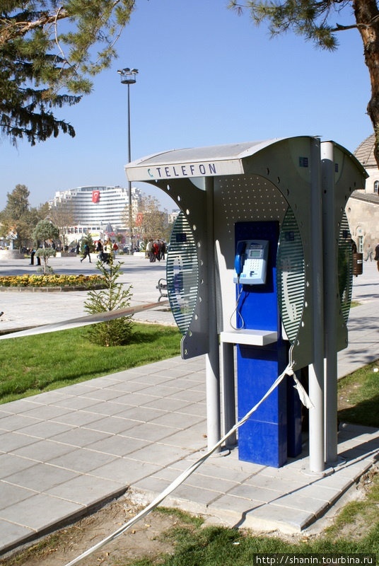 Телефонный автомат на площади Кайсери, Турция