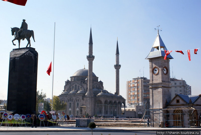 Ататюрк на коне и главная мечеть Кайсери Кайсери, Турция