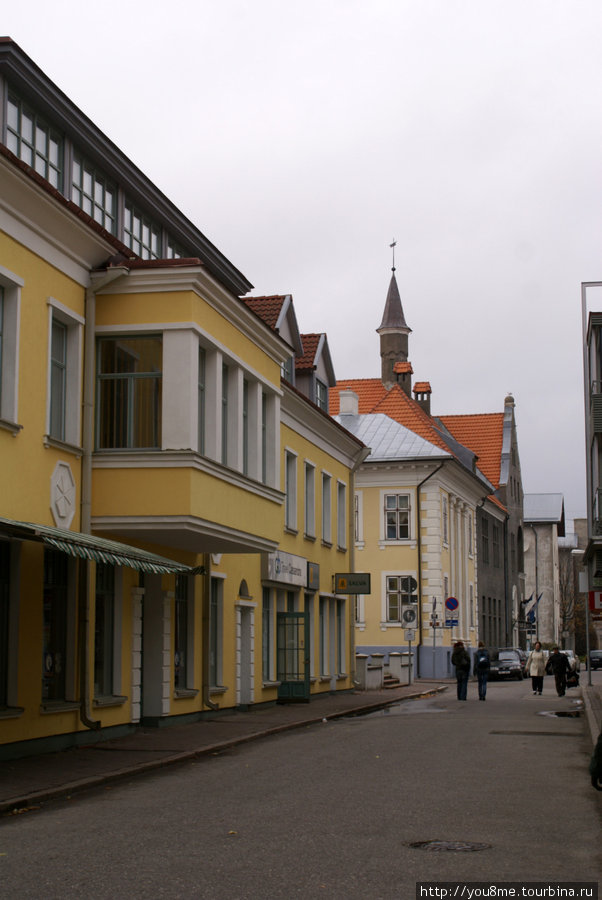 полупустой осенний город Пярну, Эстония