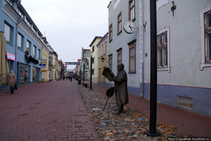 старый музыкант с нотами Пярну, Эстония
