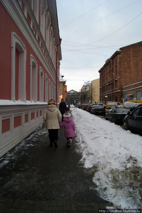 бабушка и внучка на прогулке Санкт-Петербург, Россия