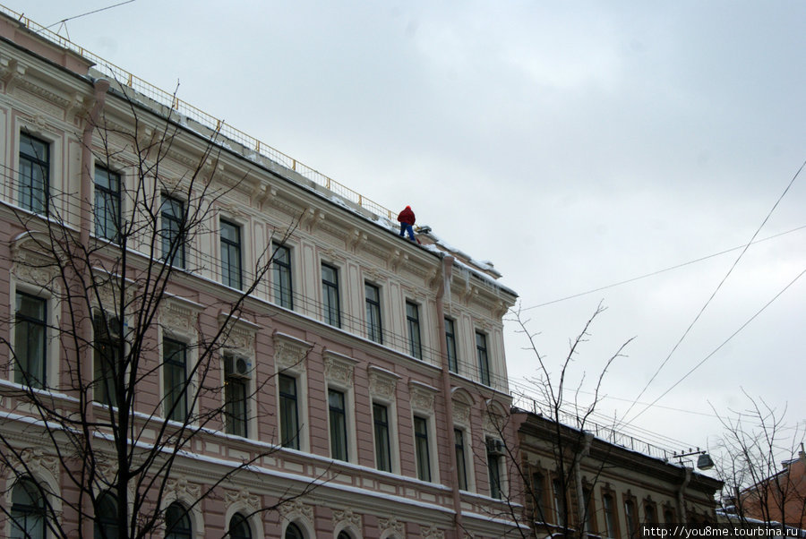 убирают снег с крыш Санкт-Петербург, Россия