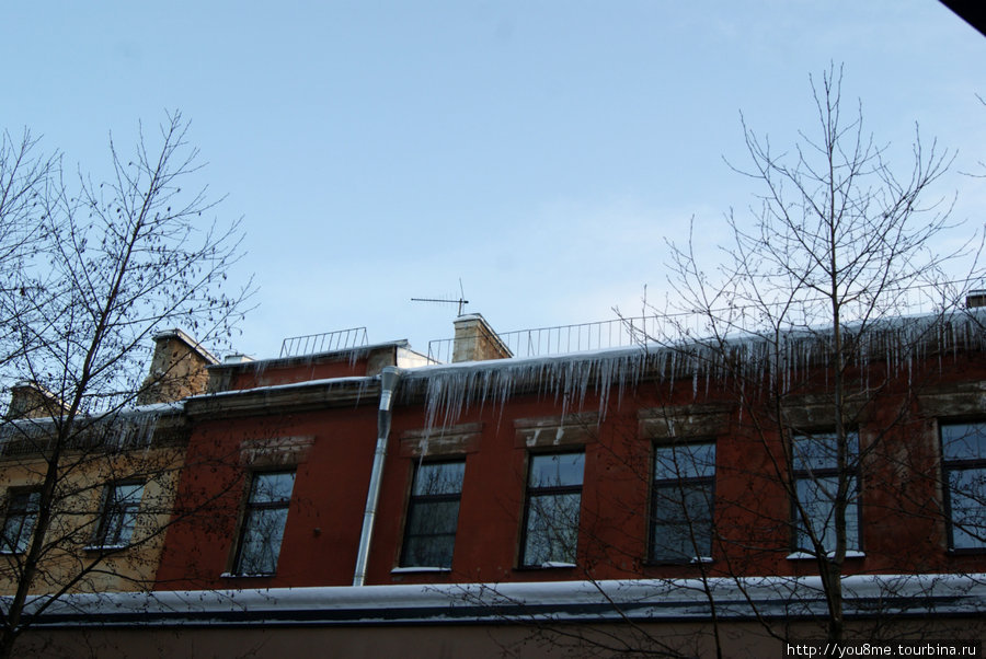 сосульки на крыше погожим днем Санкт-Петербург, Россия