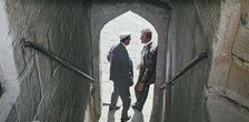 Тут Геша пытается тихой сапой скрыться. Здесь на заднем плане позади Миронова быстро проскакивает целая панорама Баку. А потом Сеня его догоняет на узкой лестнице с воротами.