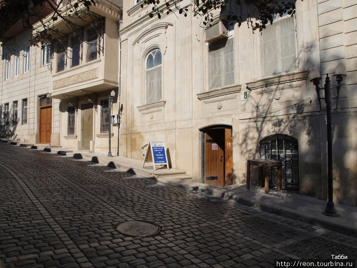 Адрес этого дома — Кичик Гала, 8. Конечно, с тех пор все очень качественно отремонтировано, но по числу и форме окон место можно узнать. Баку, Азербайджан