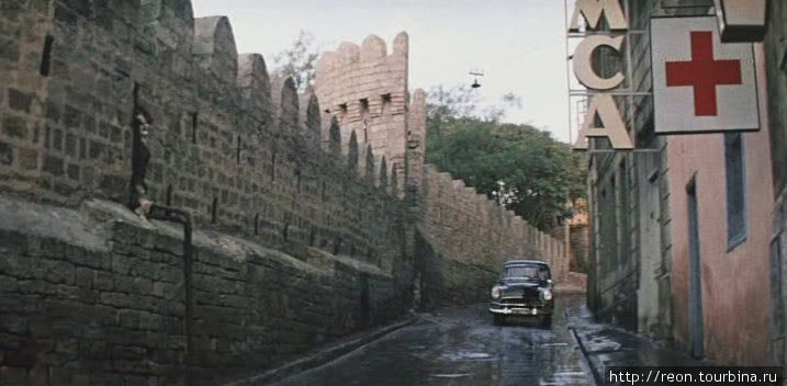 С другой стороны улицы протянулась западная стена городских укреплений Ичери-Шехера, что отлично видно на этом кадре. Баку, Азербайджан