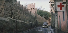 С другой стороны улицы протянулась западная стена городских укреплений Ичери-Шехера, что отлично видно на этом кадре.