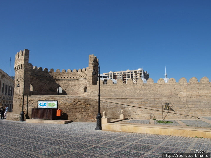 Та же башня, но спустя годы и с другой стороны (90 градусов относительно кадра из фильма) Баку, Азербайджан