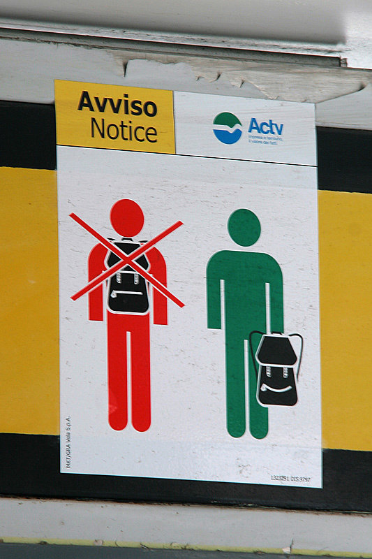Напоминание как носить рюкзак, находясь на вапоретто. Напоминалка важная, потому что очередь в камеру хранения на вокзале стоит вдоль всей платформы. Венеция, Италия