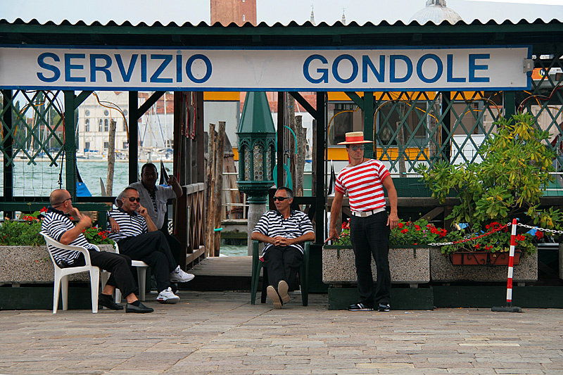 Работа гондольеров регламентируется мэрией Венеции и существуют официальные расценки на услуги. Стоимость «базовой» 40-минутной поездки постоянно растет и в настоящее время составляет от 80 евро. Венеция, Италия
