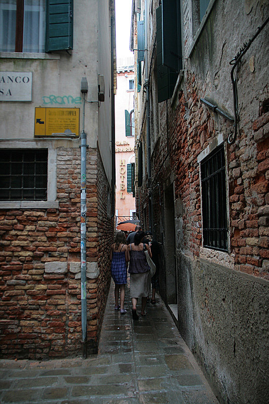 Путеводители пугают, что заблудиться в узких улицах Венеции проще, чем скатать шарик из козявки, но заблудиться здесь одно удовольствие Венеция, Италия