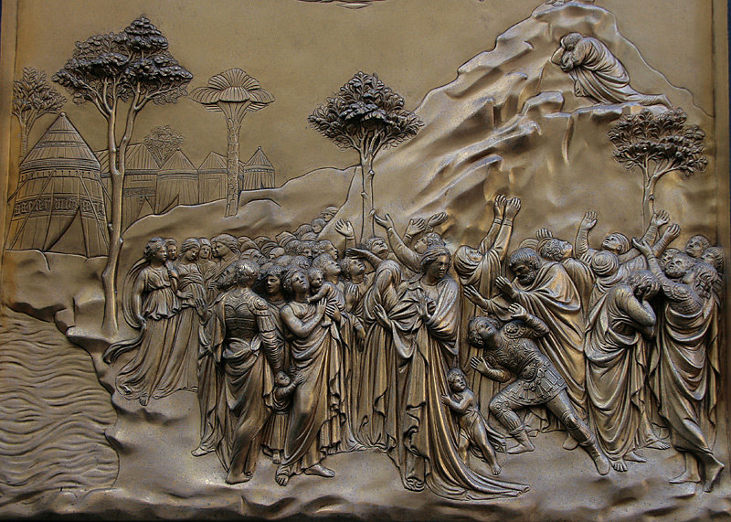 На золоченых панелях изображены различные библейские сцены Флоренция, Италия