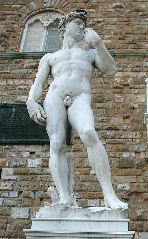 Копия статуи Давида (оригинал находится в Галерее Академии) около галереи Уффици — одного из самых крупных и значимых музеев европейского изобразительного искусства. Флоренция, Италия