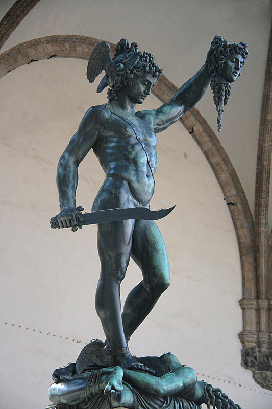 Обратите внимание на меч Персея — на нём небольшая проволочка, чтобы голуби не садились и не засирали скульптуру. И общий вид не портит, и служит на благо — просто и гениально. Флоренция, Италия