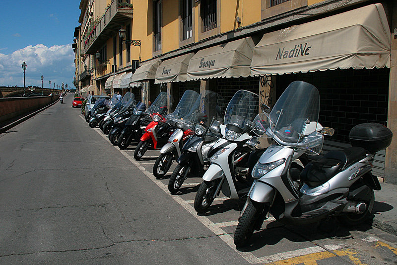 Флоренция самый «двухколёсный» город на севере Италии. Трудно найти хотя бы один фонарь, к которому не привязан велосипед или скутер. Флоренция, Италия