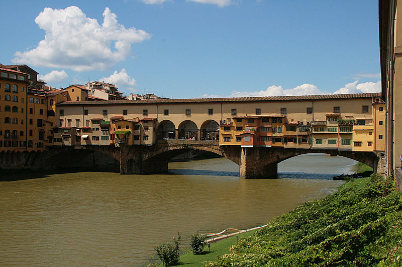 Недалеко от галереи Уффици на реке Арно находится Понте Веккьо (что переводится как Старый Мост) — самый древний мост Флоренции. Раньше тут торговали мясом, а теперь ювелирными изделиями. Флоренция, Италия
