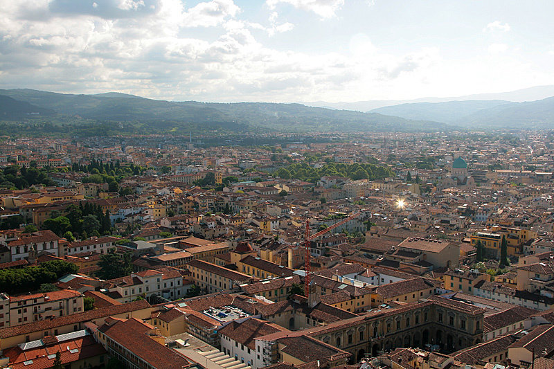 На её красные черепичные крыши и окружающие весь город горы Флоренция, Италия