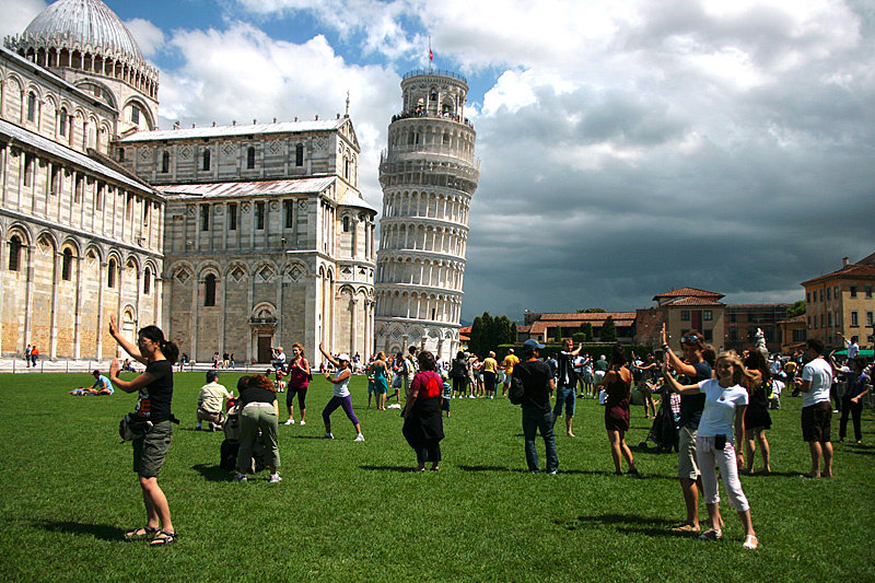 Пизанская башня никогда не упадёт, ведь её подпирает тааак много добровольцев. Пиза, Италия