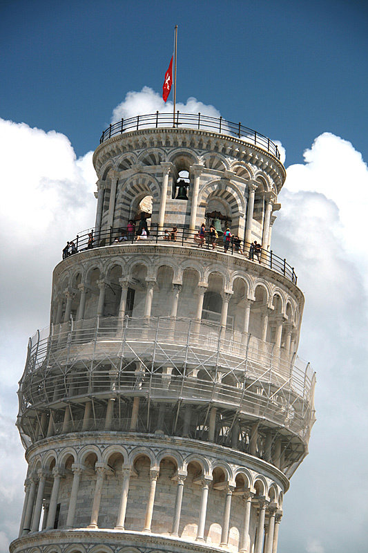 Около 20 евро стоит подъём на саму башню. Шатающиеся вокруг русскоговорящие туристы манерно хватаются за сердце, глядя на людей наверху, и ужасаются, дескать, ОНА ЖЕ МОЖЕТ УПАСТЬ! Пиза, Италия