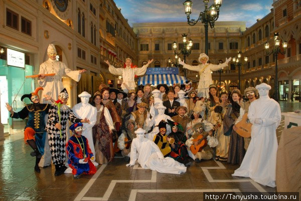 Они работают в Венециан. Они дарят Вам настроение )) В белом — люди статуи. красиво двигаются. Многие их пугаются. Не ожидают, что это люди )) Макао