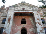 Полуразрушенное здание хоральной синагоги.