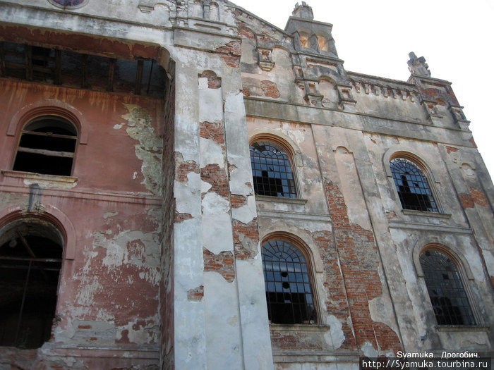 Полуразрушенное здание хоральной синагоги. Дрогобыч, Украина