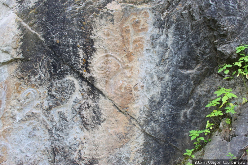 Во время археологических раскопок были найдены каменные орудия труда и следы древних кострищ, на одной из скал можно видеть древние наскальные изображения – петроглифы Ходжикент, Узбекистан