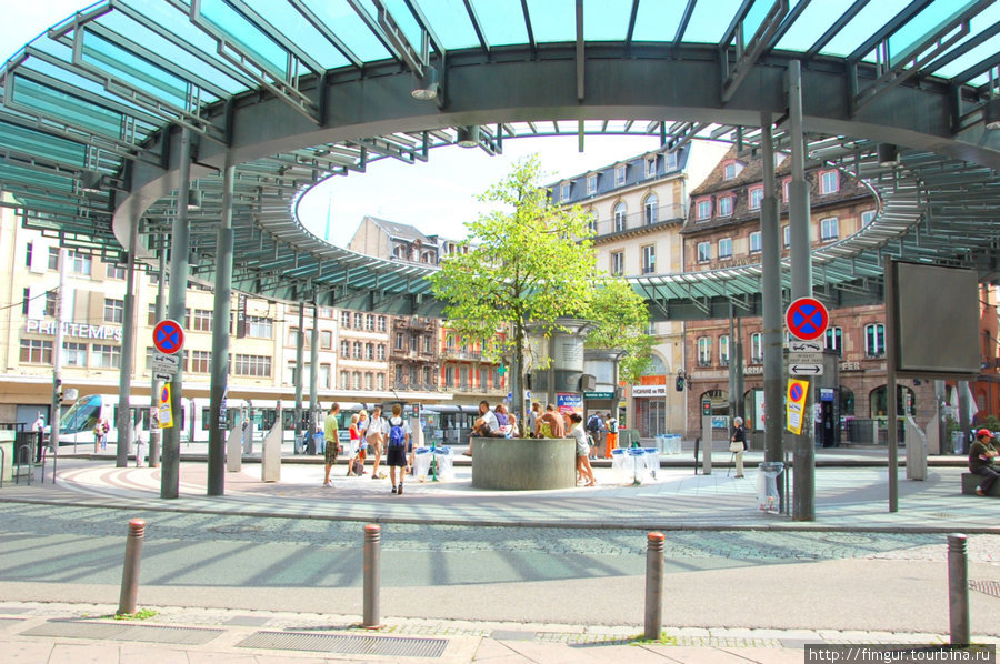 Ротонда на трамвайной остановке. Страсбург, Франция