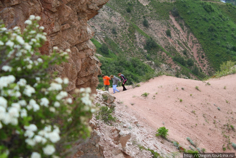 Карабкаться по склону надо аккуратно Угам-Чаткальский национальный парк, Узбекистан