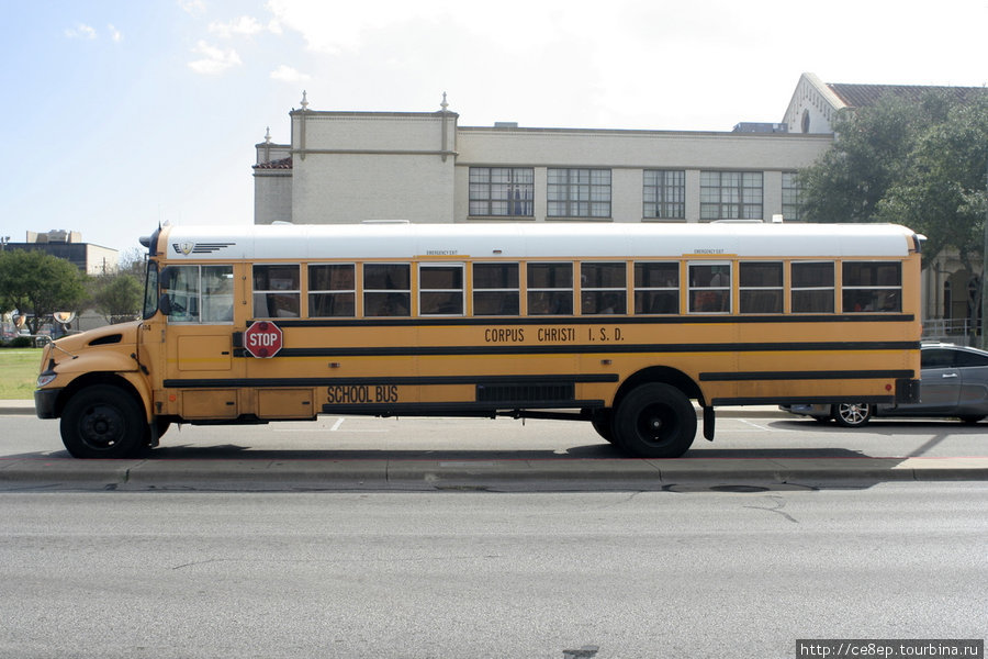 Классический школьный автобус. Используется во всех городах и селах Америки, не только в Корпусе Кристи. Практически культовая вещь. Корпус-Кристи, CША