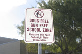 В США очень любят знаки, содержащие различные тезисы и послания.
Этот гласит:
Наркотиков нет! Оружия нет! Это же школа!