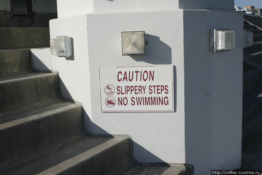 Таблички с различными предупреждениями и запретами напичканы везде. Здесь предупреждают что ступеньки скользкие и плавать запрещено. Корпус-Кристи, CША