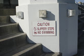 Таблички с различными предупреждениями и запретами напичканы везде. Здесь предупреждают что ступеньки скользкие и плавать запрещено.