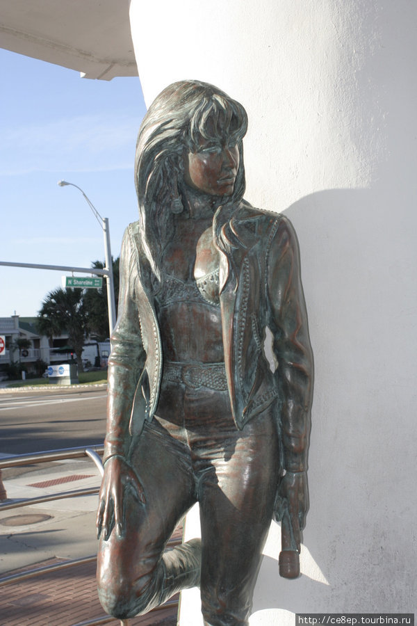 Памятник современной героини — 23летней мексиканки, погибшей 14 лет назад. Корпус-Кристи, CША