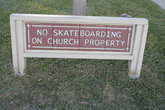 Не кататься на скейтборде по церковной собственности (земле, конструкциям). Прекрасная фундаментальная табличка.