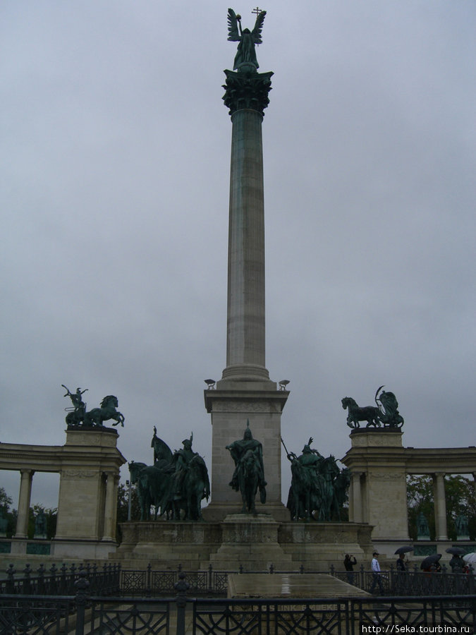 Колонна в центре площади Героев Будапешт, Венгрия