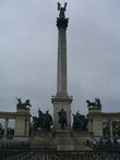 Колонна в центре площади Героев