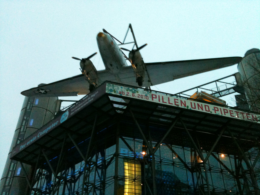Так выглядит Немецкий технический музей: на крыше уютно расположился бомбардировщик. Берлин, Германия