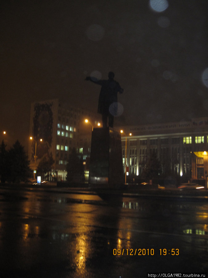 Ленин на площади. Позади Нижне-Волжский НИИ Саратов, Россия