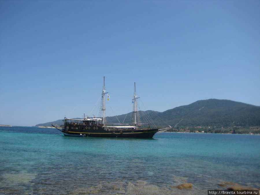 Пиратский корабль доставляет туристов в Голубую лагуну. Полуостров Халкидики, Греция