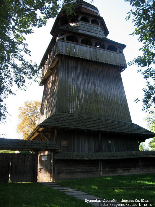 Колокольня церкви Святого Юра и вход на территорию. Дрогобыч, Украина