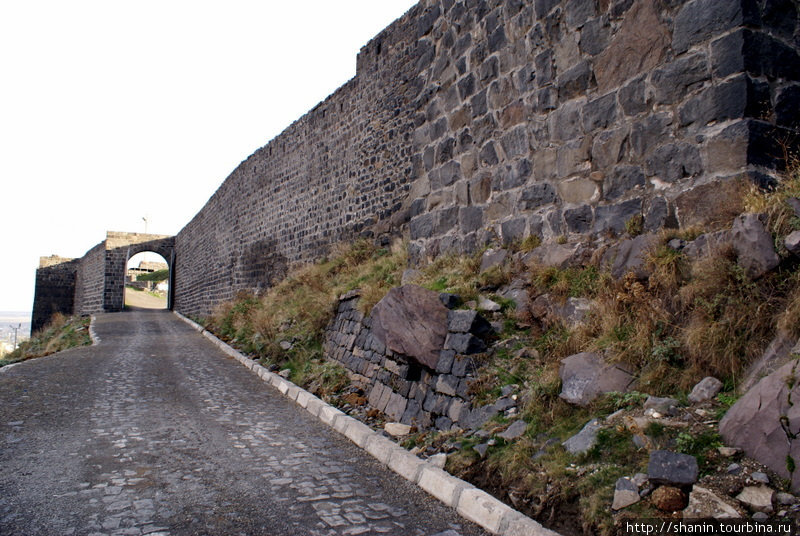 У крепостной стены Карс, Турция